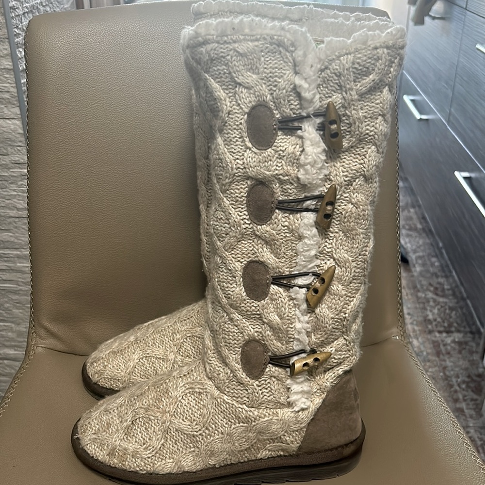 Knit fur lined Muk Luks boots, Sz 8